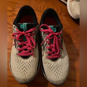 GUC Brooks Ghost 11.  White/pink/black.  Size 8.5